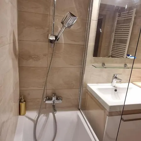 Huge Next To Train Station Close To The Center 아파트