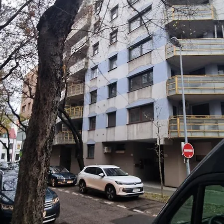 Huge Next To Train Station Close To The Center Apartmán *
