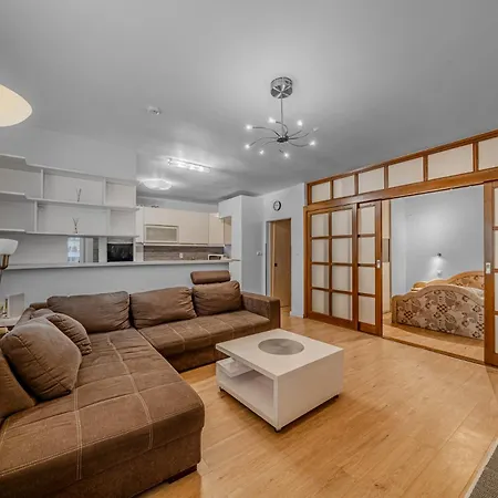 Apartmán Huge Next To Train Station Close To The Center Bratislava