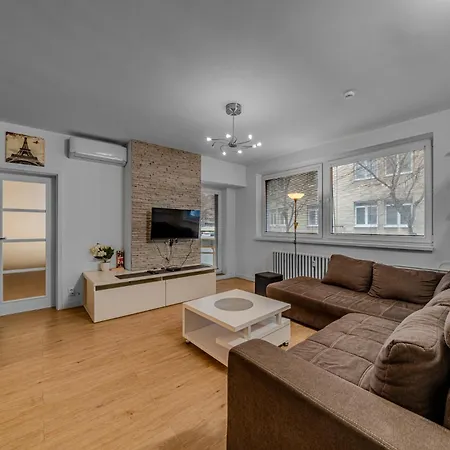 Lägenhet Huge Next To Train Station Close To The Center