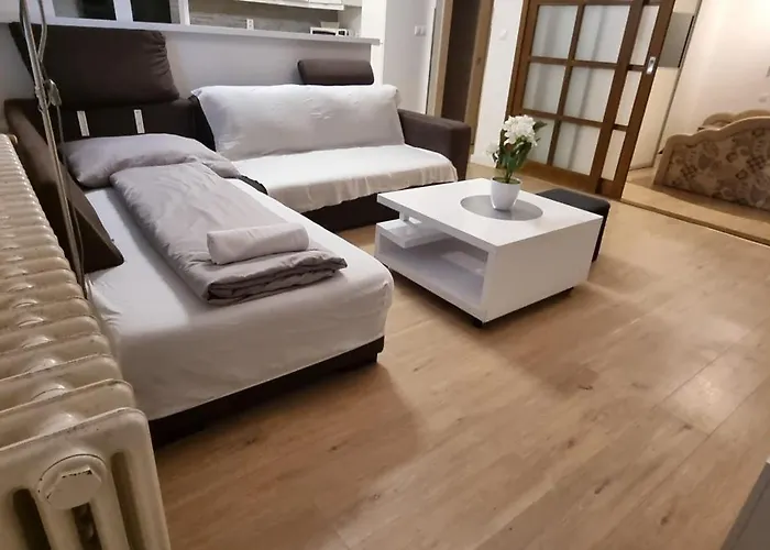 Huge Next To Train Station Close To The Center Апартаменты