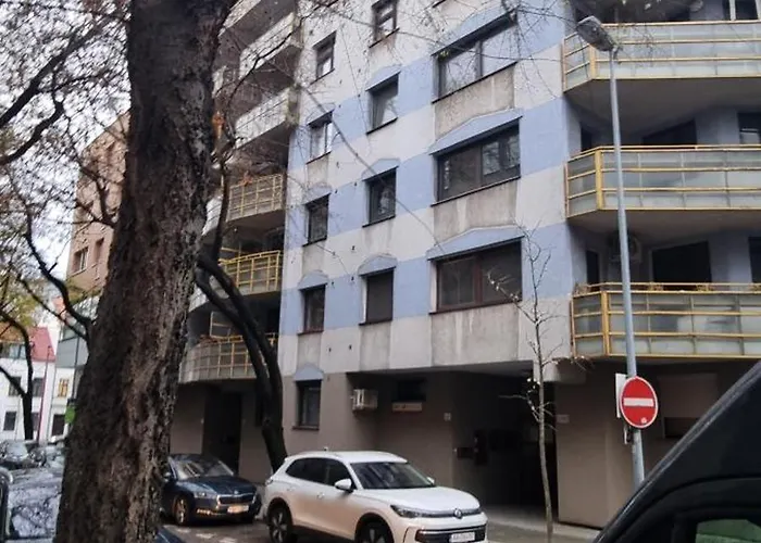 Huge Next To Train Station Close To The Center Apartmán *