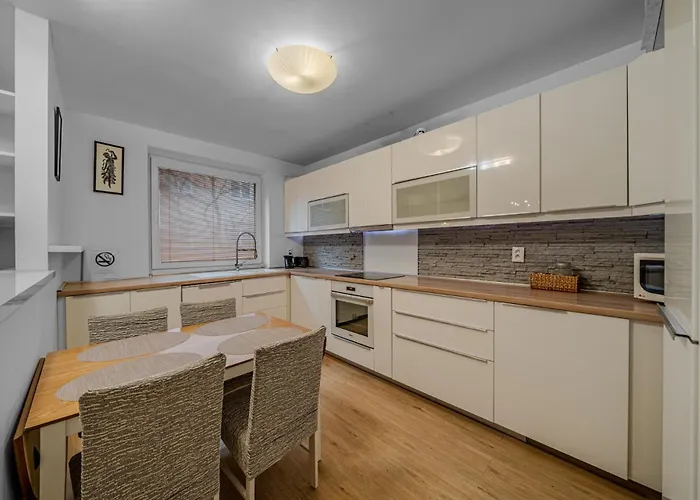 Huge Next To Train Station Close To The Center Апартаменты