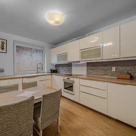 Huge Next To Train Station Close To The Center Apartament