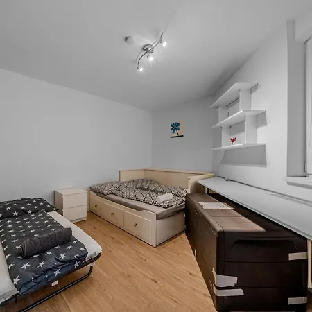 Huge Next To Train Station Close To The Center Apartament *